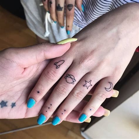 tatuajes en el dedo para mujer|Tatuajes en los dedos para mujeres: Diseños y consejos